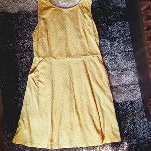 Yellow knit sleeveless dress with pockets
